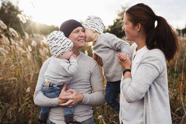 Glückliche Familie zusammen - JOHF06523