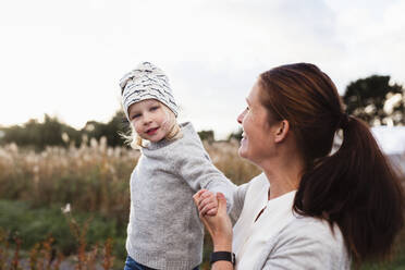 Mother with daughter - JOHF06524