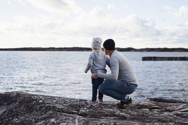 Vater mit Tochter auf See - JOHF06535