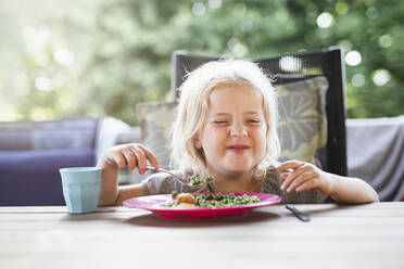 Mädchen beim Essen im Freien - JOHF06583