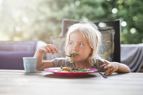 Mädchen beim Essen im Freien - JOHF06584