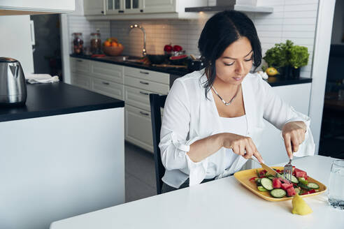 Frau beim Essen - JOHF06596