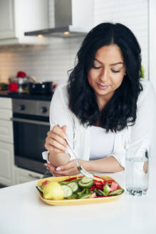 Frau beim Essen - JOHF06609