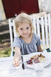 Mädchen beim Essen im Freien - JOHF06630