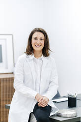 Porträt einer lächelnden Ärztin in ihrer Arztpraxis - DGOF00256