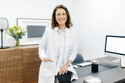 Porträt einer lächelnden Ärztin in ihrer Arztpraxis - DGOF00257