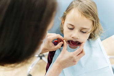 Mädchen beim Zahnarzt - DGOF00261