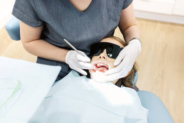 Mädchen beim Zahnarzt - DGOF00267