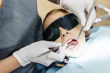 Mädchen beim Zahnarzt in Behandlung - DGOF00272