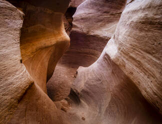 Slot Canyon im Canyonlands-Nationalpark - CAVF73678