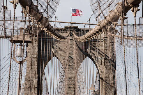 Flagge auf der Brooklyn Bridge in NYC - CAVF73701