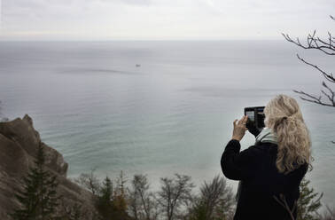 Frau auf See beim Fotografieren - JOHF06712