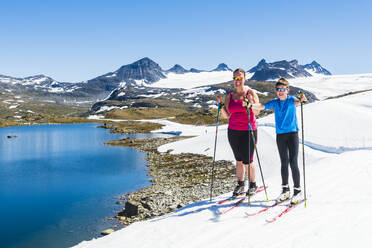 Frau und Junge beim Skilanglauf in den Bergen - JOHF06713