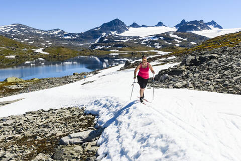 Frau beim Skilanglauf in den Bergen, lizenzfreies Stockfoto