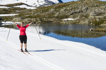 Frau beim Skilanglauf in den Bergen - JOHF06717