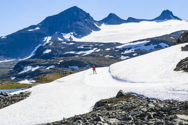 Frau beim Skilanglauf in den Bergen - JOHF06719