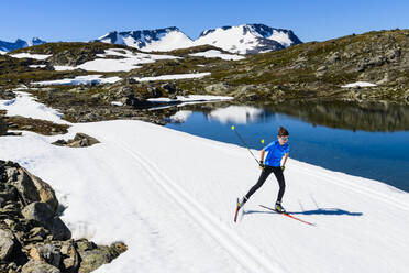 Junge beim Skilanglauf in den Bergen - JOHF06720