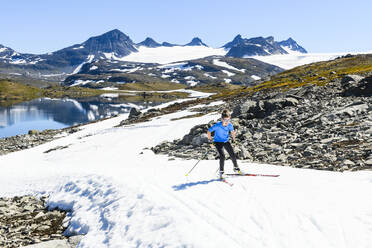 Junge beim Skilanglauf in den Bergen - JOHF06721