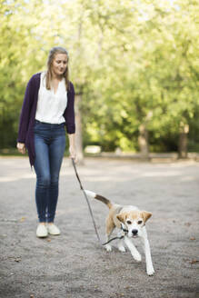 Frau mit Hund - JOHF06730