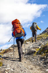 Wanderer in den Bergen - JOHF06754