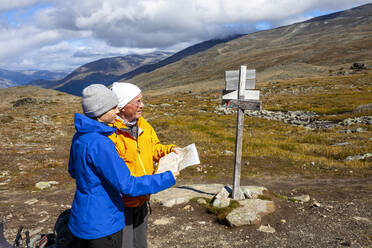 Wanderer in den Bergen - JOHF06761