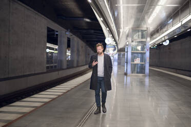 Junger Mann in der U-Bahn-Station - JOHF06834