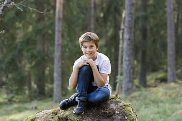 Junge posiert im Wald - JOHF06868
