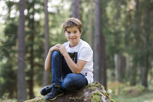 Junge posiert im Wald - JOHF06885