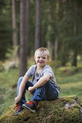Junge posiert im Wald - JOHF06889