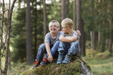 Jungen posieren im Wald - JOHF06890