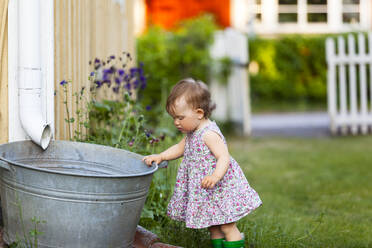 Kleines Mädchen im Garten - JOHF06973