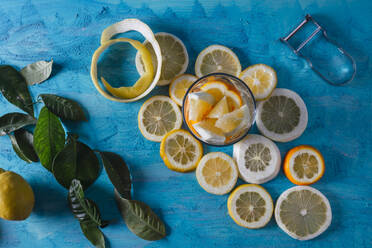 Sommerstillleben mit Zitronensaft auf klassisch blauem Hintergrund - CAVF73813