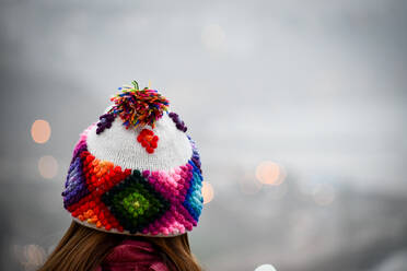 Tourist mit buntem Hut in Cusco, Peru. - CAVF73814