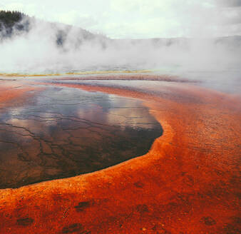 Geysir im Yellowstone-Nationalpark, USA - CAVF73829