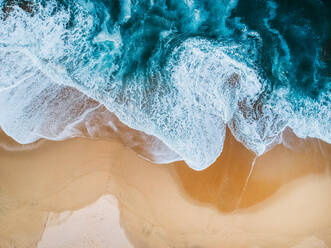 Drone Luftaufnahme des Ozeans Brandung bricht auf leeren Strand blau - CAVF73855