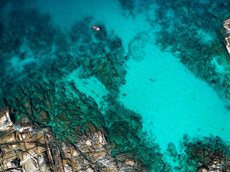 Aerial Drohne Ansicht von Kajak in tropischen hellblauen Ozean Riff Mexiko - CAVF73856
