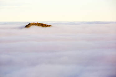 Ill Bell von Red Screes im Lake District, Cumbria, Großbritannien, mit Talwolken, die durch eine Temperaturinversion verursacht werden. - CAVF73902