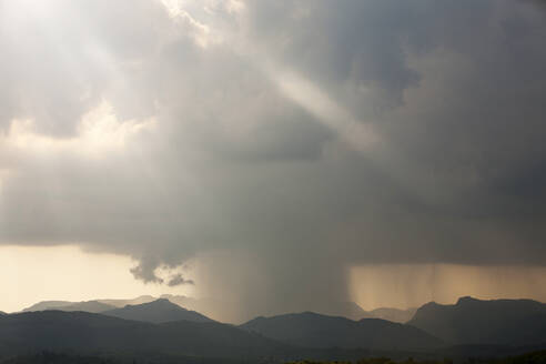 Ein Gewitter zieht über die Langdale Pikes im Lake District, Großbritannien. - CAVF73903