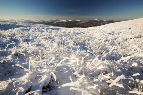 Blick über das mit Raureif überzogene Gras auf der Helvellyn Range, Lake District, Großbritannien. - CAVF73906