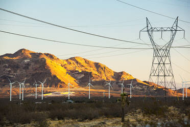 Ein Teil des Windparks Tehachapi Pass, des ersten groß angelegten Windparks in den USA, Kalifornien, USA, bei Sonnenuntergang. - CAVF73919