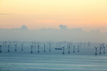 Ein Offshore-Windpark und Gasplattformen in der morecame-Bucht vom Gipfel des Black Combe, Cumbria, Großbritannien. - CAVF73922