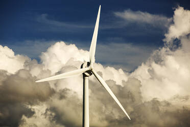 Ein Windpark am Rande von Wadebridge, Cornwall, Großbritannien. - CAVF73924