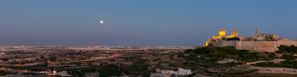 Mondfinsternis über Mdina auf Malta - CAVF73961