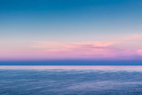 Pastellfarbener Himmel in der Morgendämmerung über dem Mittelmeer - CAVF73980