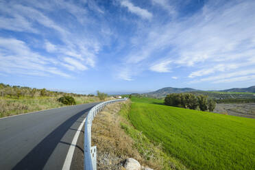 Landschaft einer Landstraße im Valle de Abdalajis in Malaga, Spanien - CAVF73994