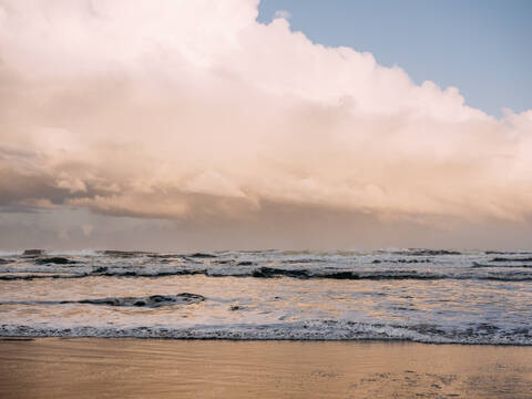 Meereswellen bei Sonnenaufgang am Strand von Oregon, lizenzfreies Stockfoto