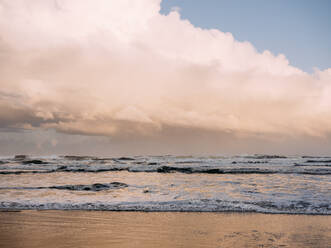 Meereswellen bei Sonnenaufgang am Strand von Oregon - CAVF74060