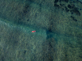 Luftaufnahme eines Surfers im Meer - CAVF74082