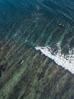 Luftaufnahme von Surfern auf dem Meer - CAVF74088