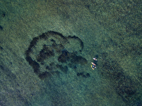 Luftaufnahme von Surfern auf dem Meer, lizenzfreies Stockfoto